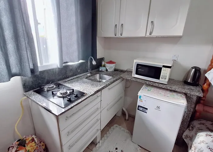 KITNET S1 em TORRES-RS - Na mais bela praia Gaúcha - Cozinha - Banheiro - Ar condicionado - TV e Wi-Fi - Estacionamento - Anfitriã Superhost no BnB